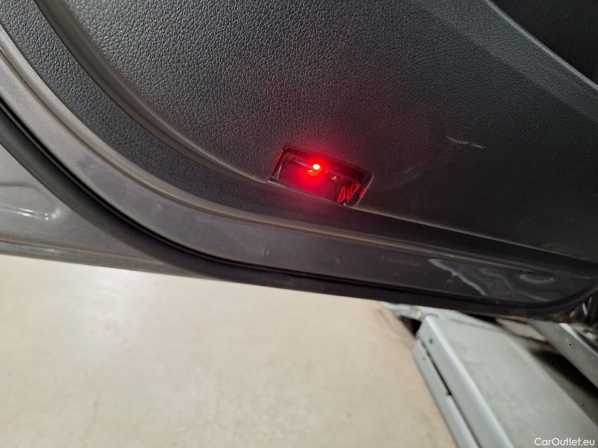  Mercedes  A-Klasse Mercedes, A-Class '18 PHEV, Mercedes-Benz  A 250 e Business Line 5d #12