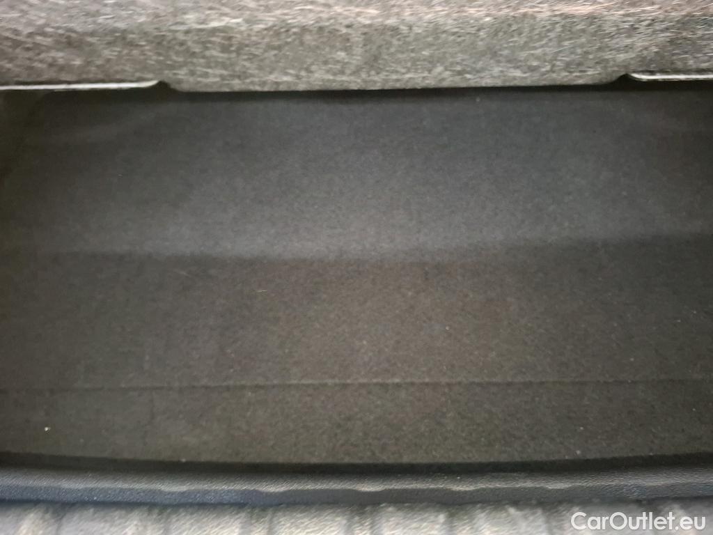  Bmw  Serie 1 BMW Série 1 / 2019 / 5P / Berline 2.0 118D AUTO M Design #6