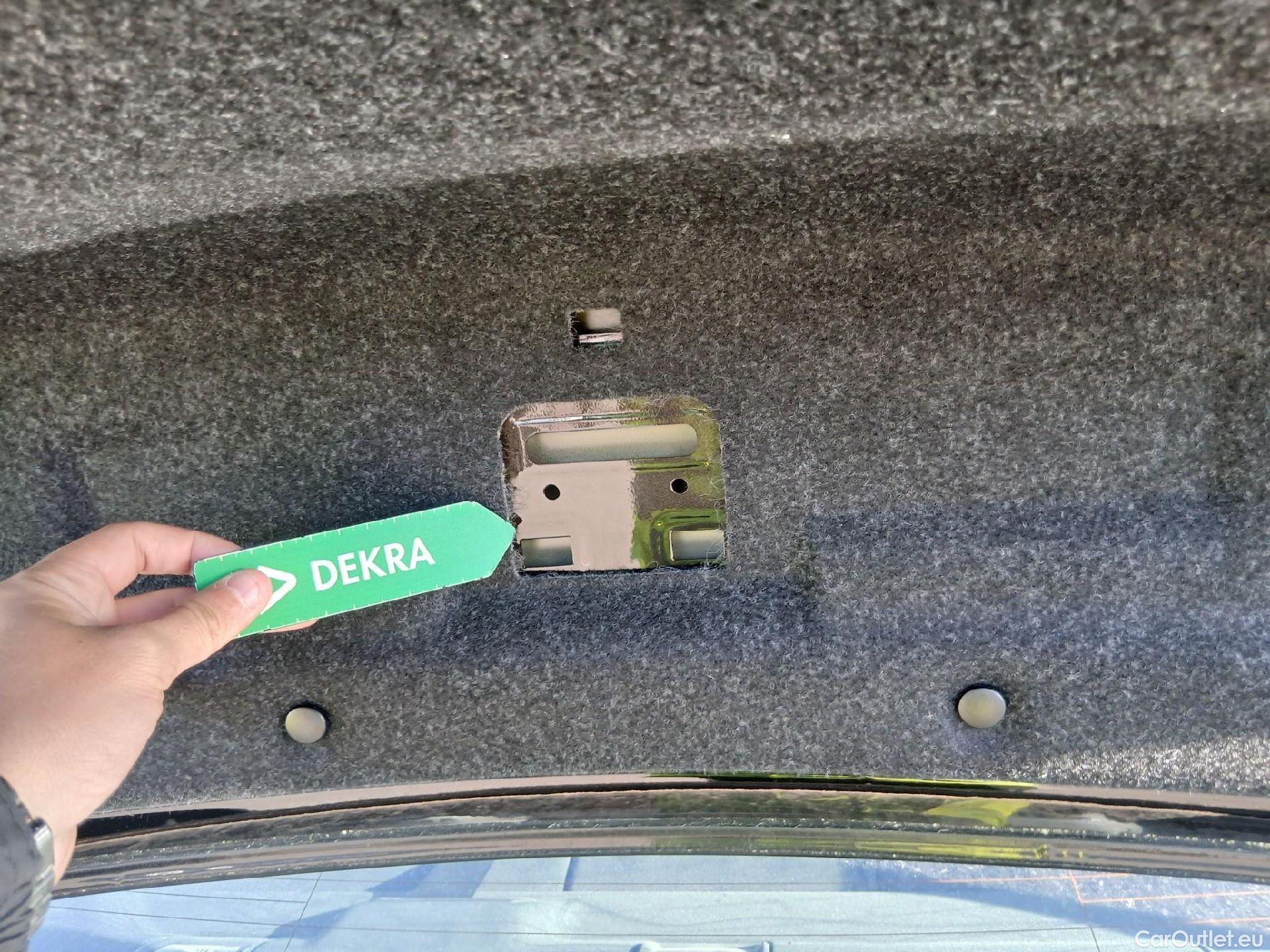  Bmw  Serie 3 BMW  / 2018 / 4P / sedán 318d Auto. #27