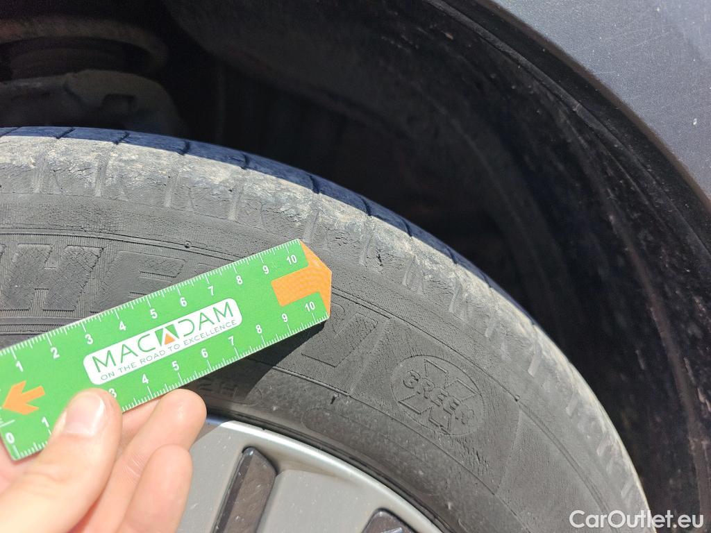  KIA  Niro KIA  / 2019 / 5P / crossover 1.6 GDi HEV 104kW (141CV) Concept #35