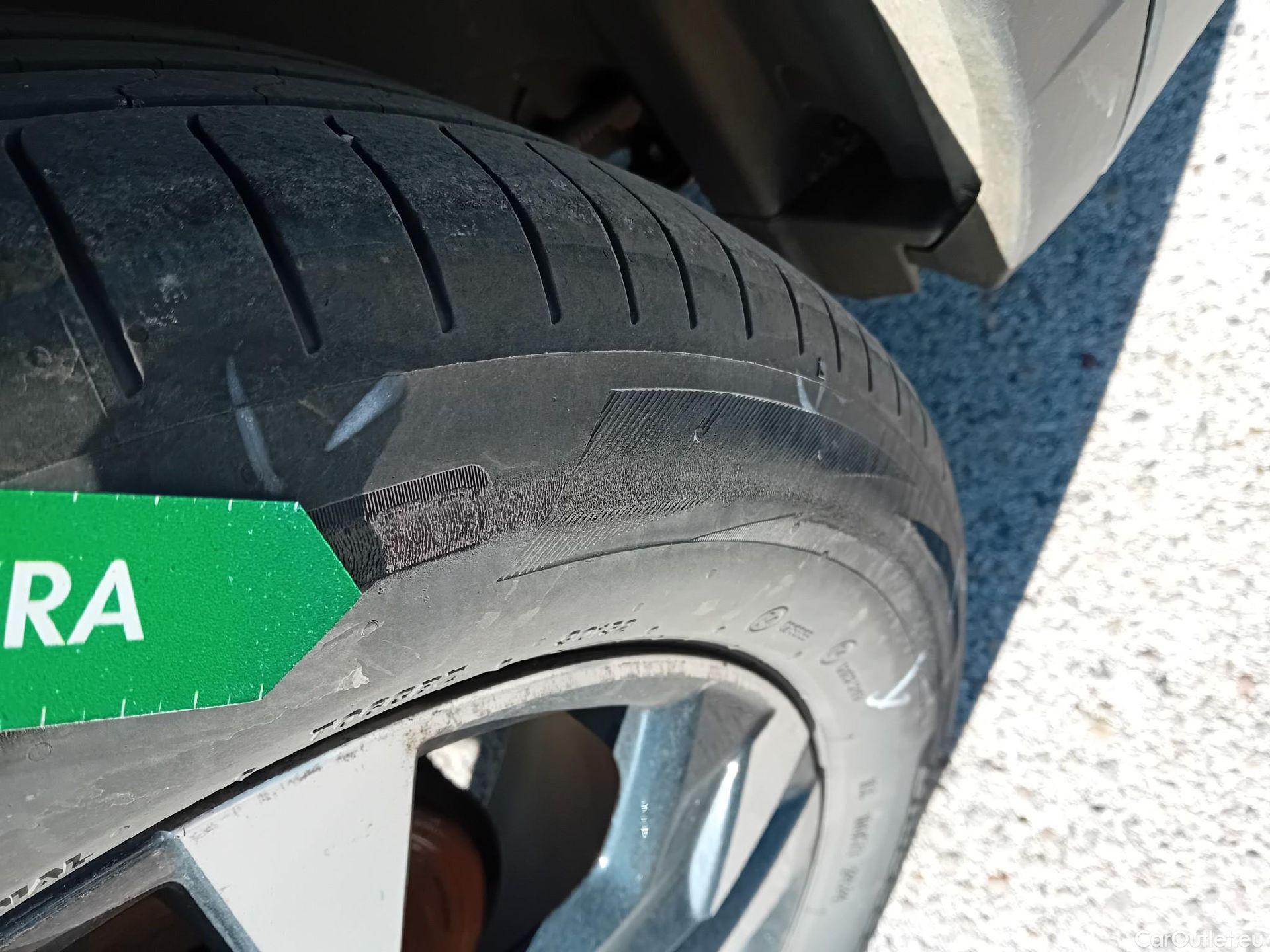  Peugeot  2008 PEUGEOT  / 2019 / 5P / todoterreno Allure BlueHDI 81kW (110CV) #32