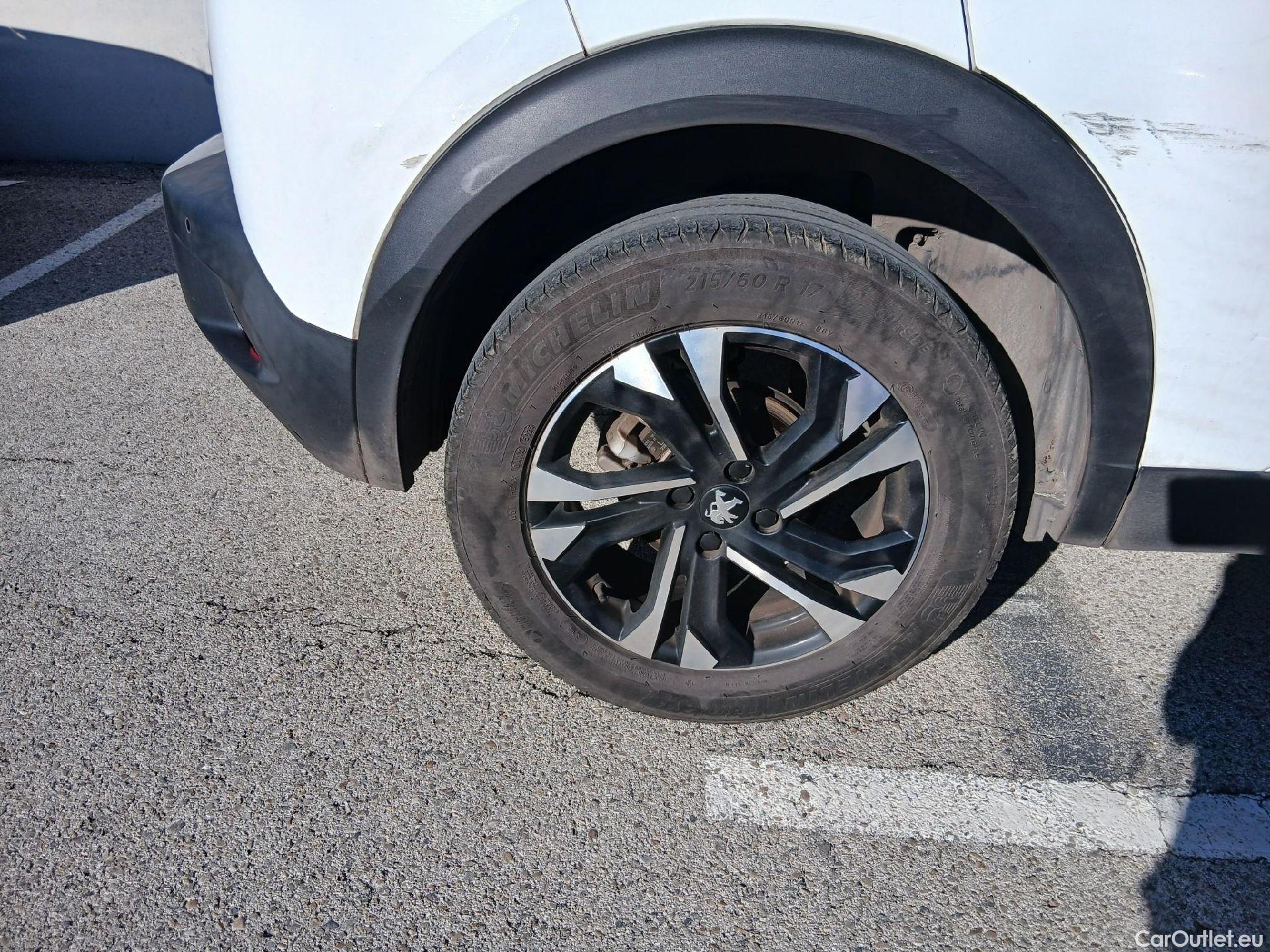  Peugeot  2008 PEUGEOT  / 2019 / 5P / todoterreno Allure BlueHDI 81kW (110CV) #48