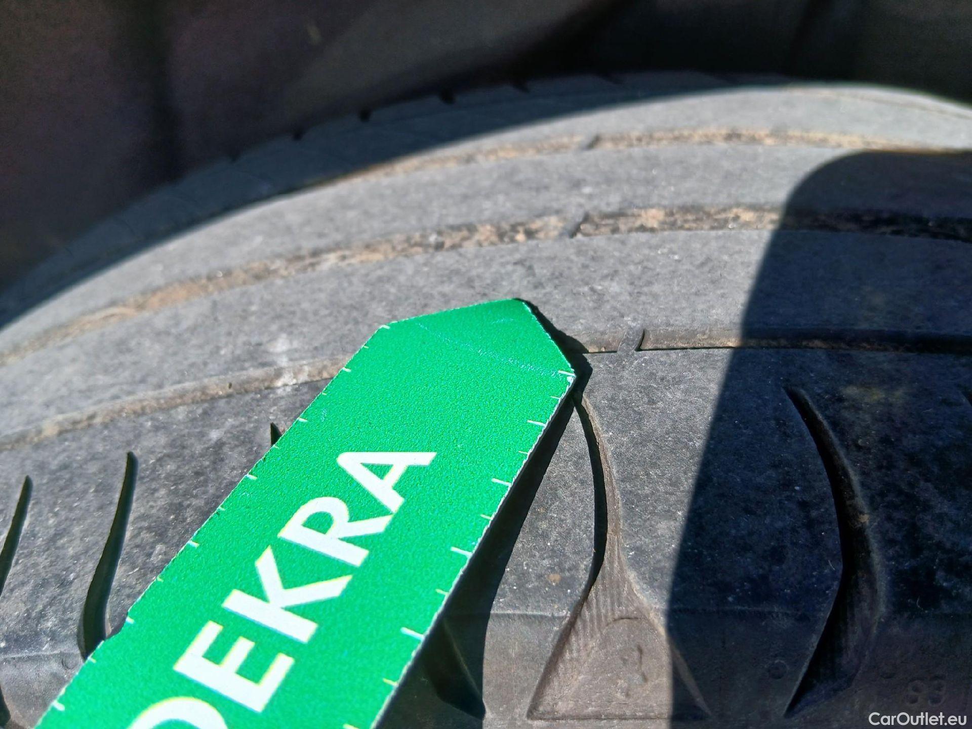  Peugeot  2008 PEUGEOT  / 2019 / 5P / todoterreno Allure BlueHDI 81kW (110CV) #47