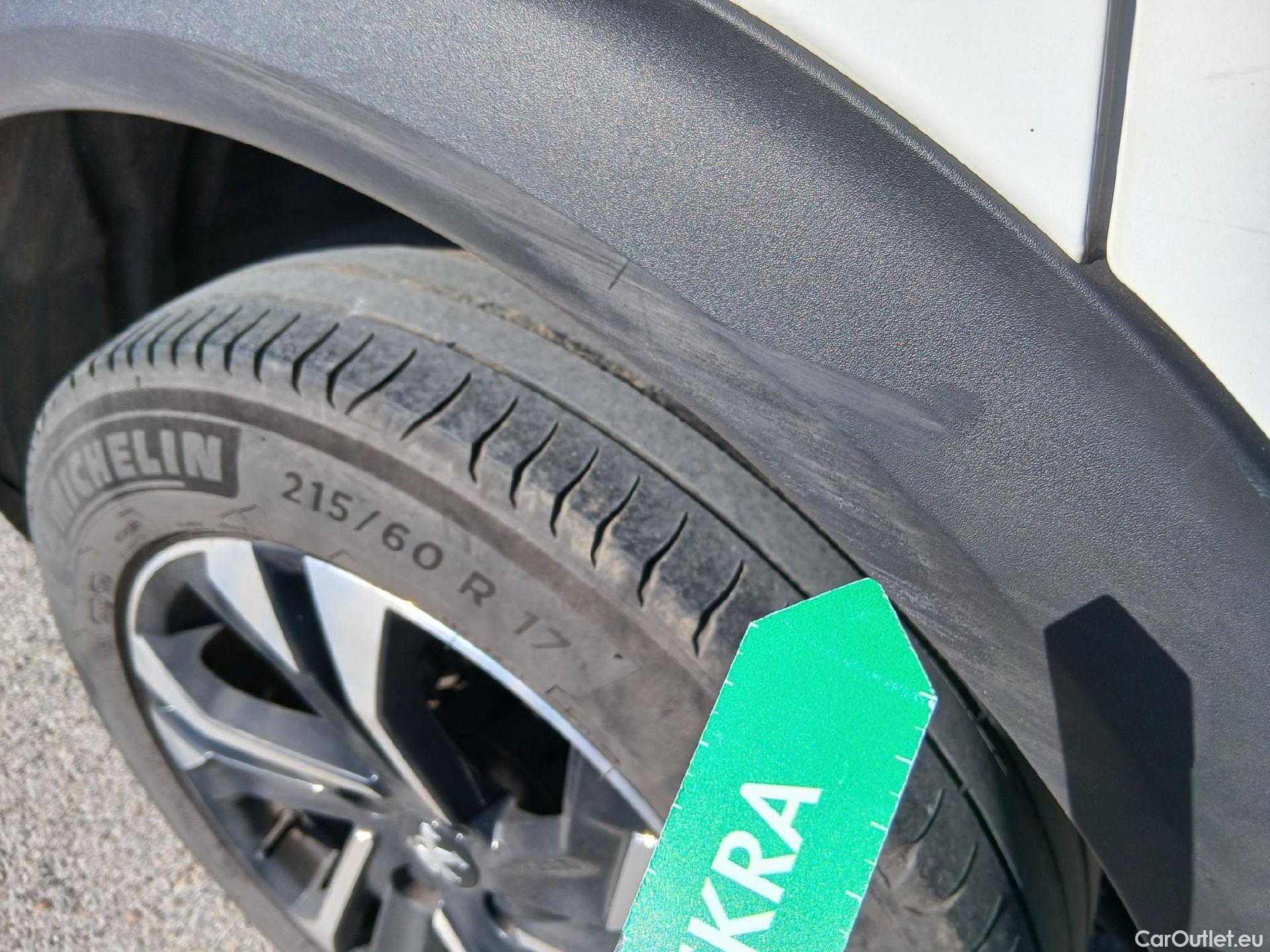  Peugeot  2008 PEUGEOT  / 2019 / 5P / todoterreno Allure BlueHDI 81kW (110CV) #42