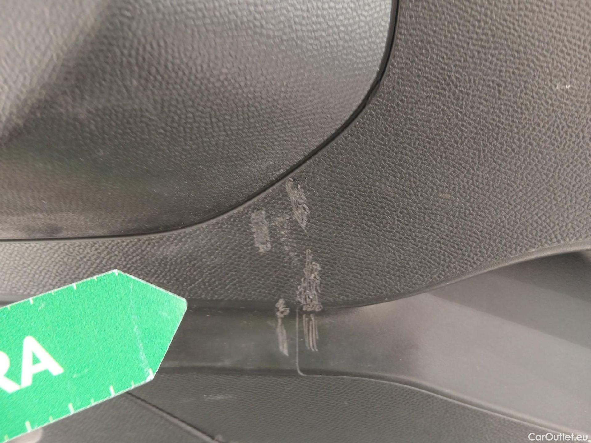  Peugeot  2008 PEUGEOT  / 2019 / 5P / todoterreno Allure BlueHDI 81kW (110CV) #24