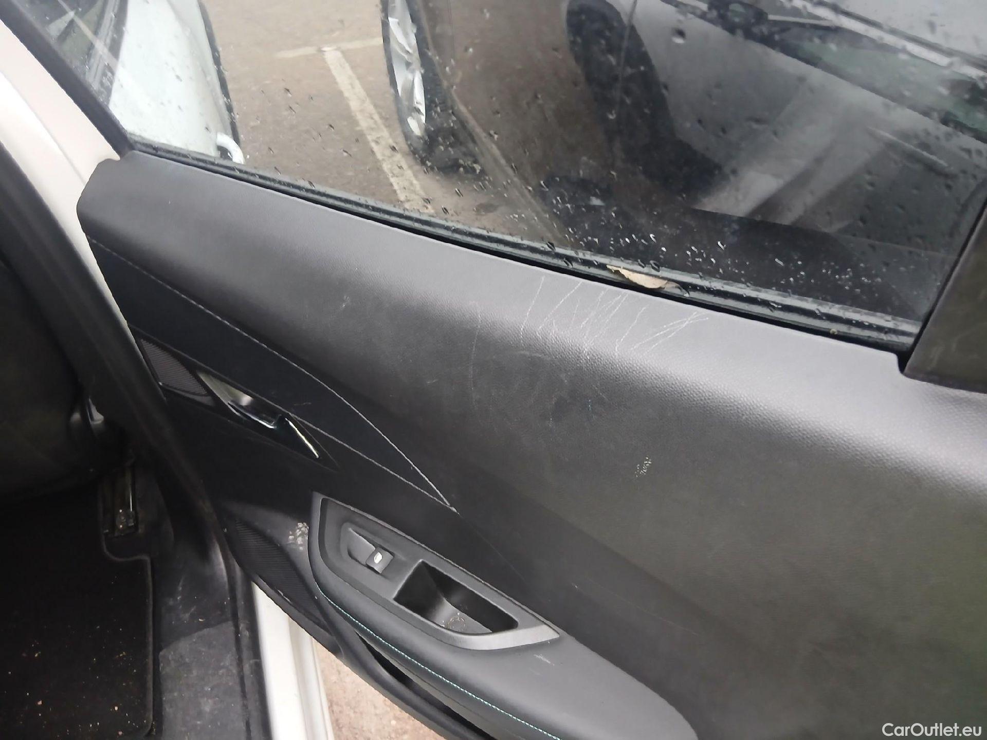  Peugeot  2008 PEUGEOT  / 2019 / 5P / todoterreno Allure BlueHDI 81kW (110CV) #39