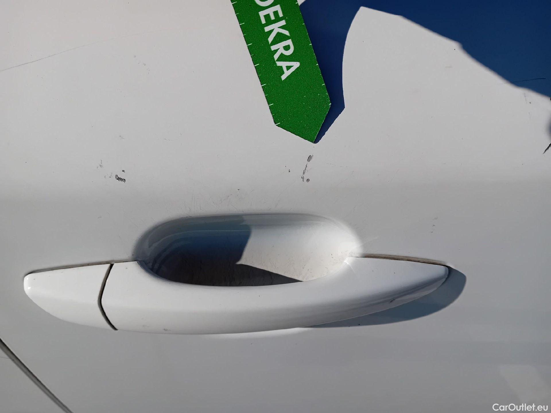  Peugeot  2008 PEUGEOT  / 2019 / 5P / todoterreno Allure BlueHDI 81kW (110CV) #37