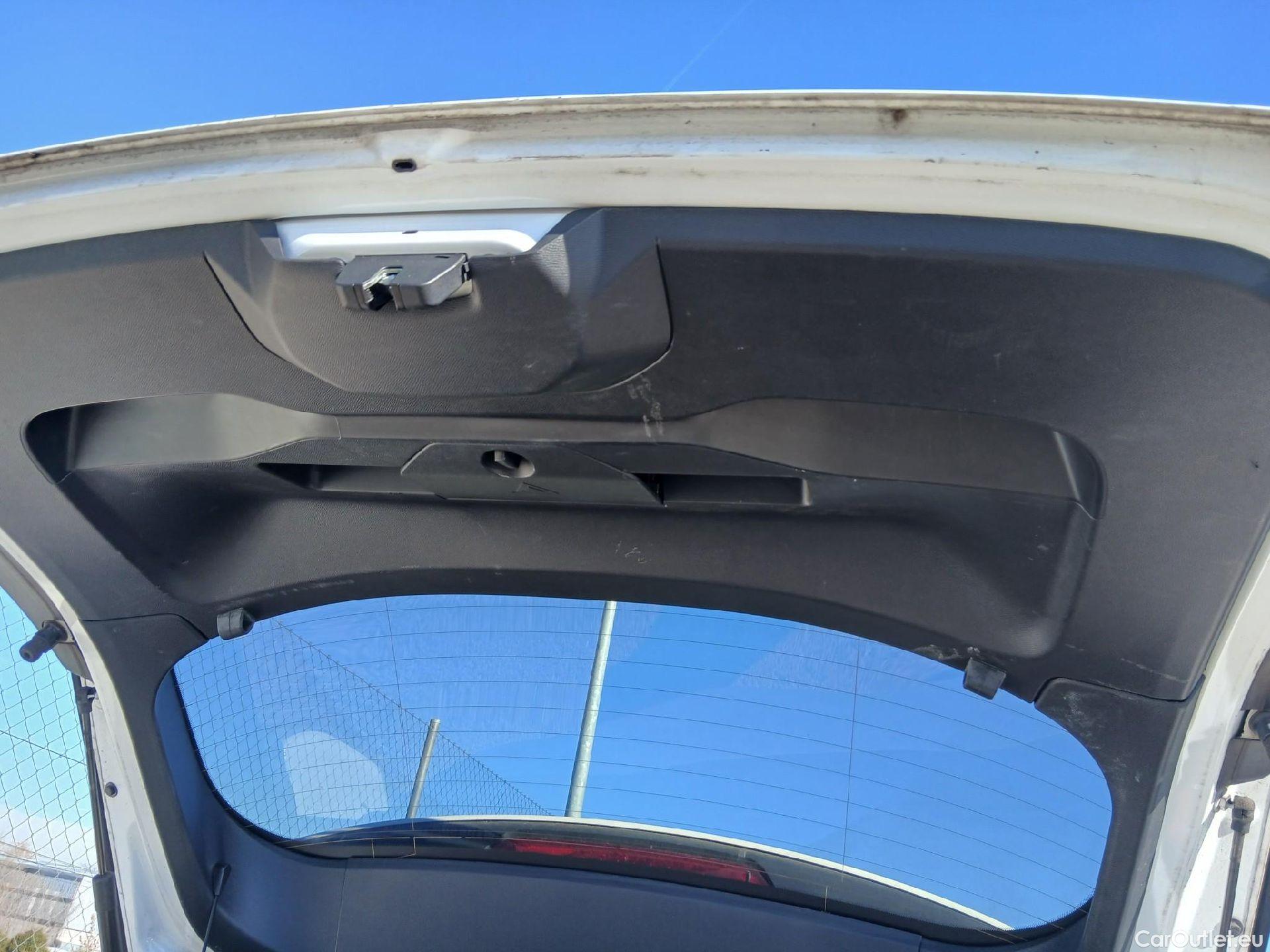  Peugeot  2008 PEUGEOT  / 2019 / 5P / todoterreno Allure BlueHDI 81kW (110CV) #25