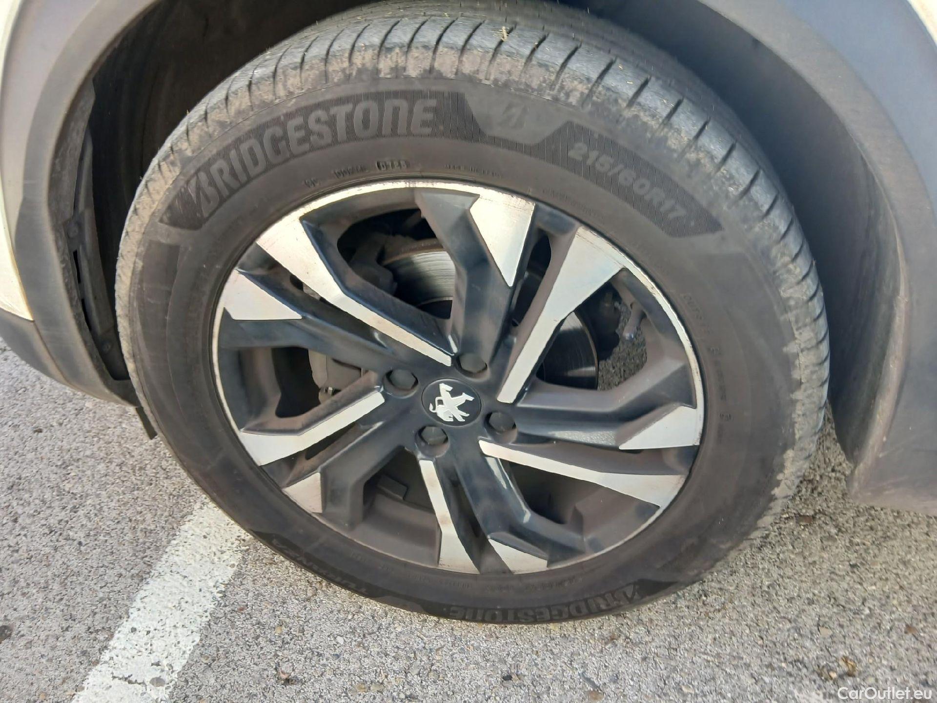  Peugeot  2008 PEUGEOT  / 2019 / 5P / todoterreno Allure BlueHDI 81kW (110CV) #8