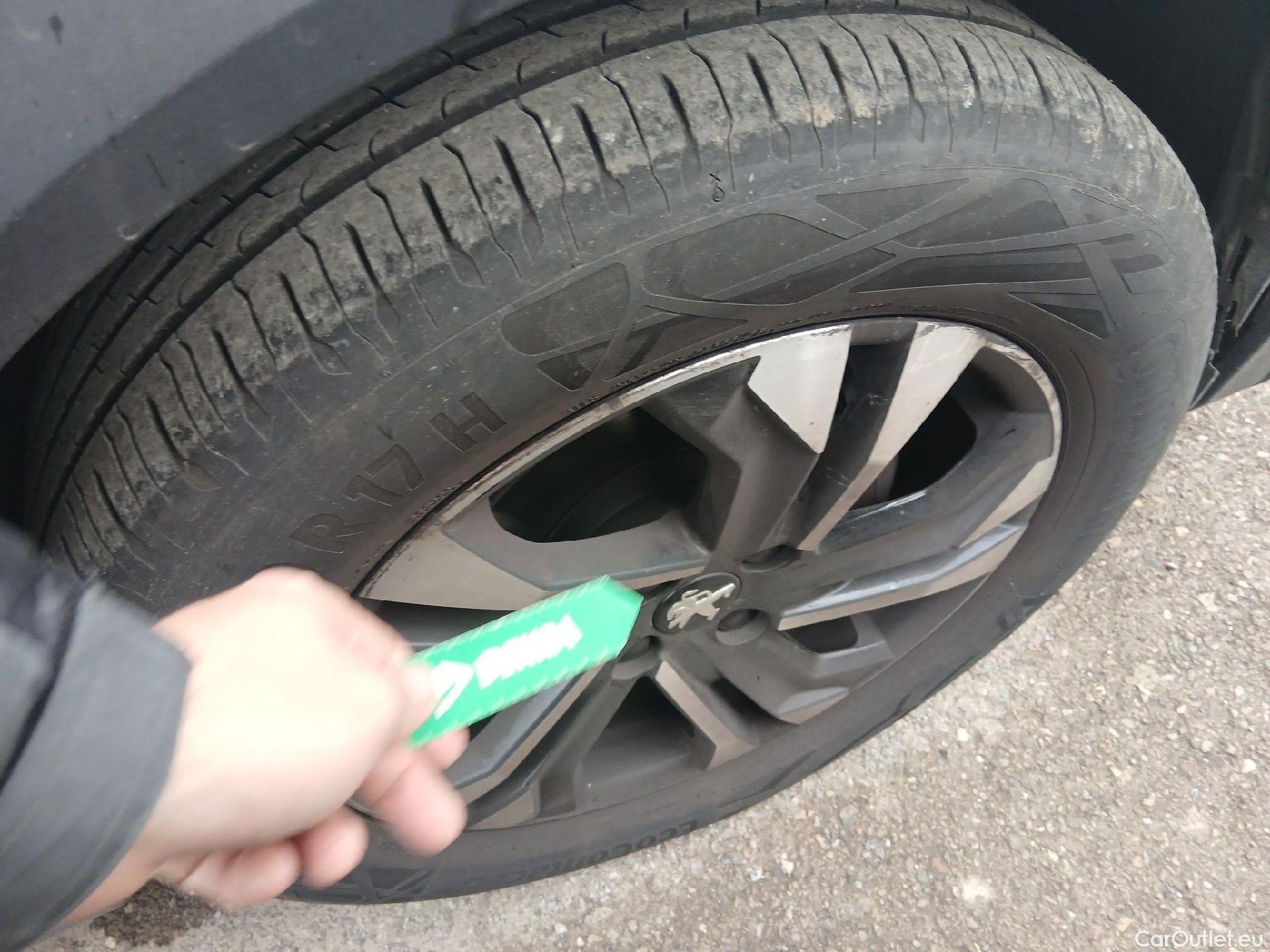  Peugeot  2008 PEUGEOT  / 2019 / 5P / todoterreno Allure BlueHDI 81kW (110CV) #38