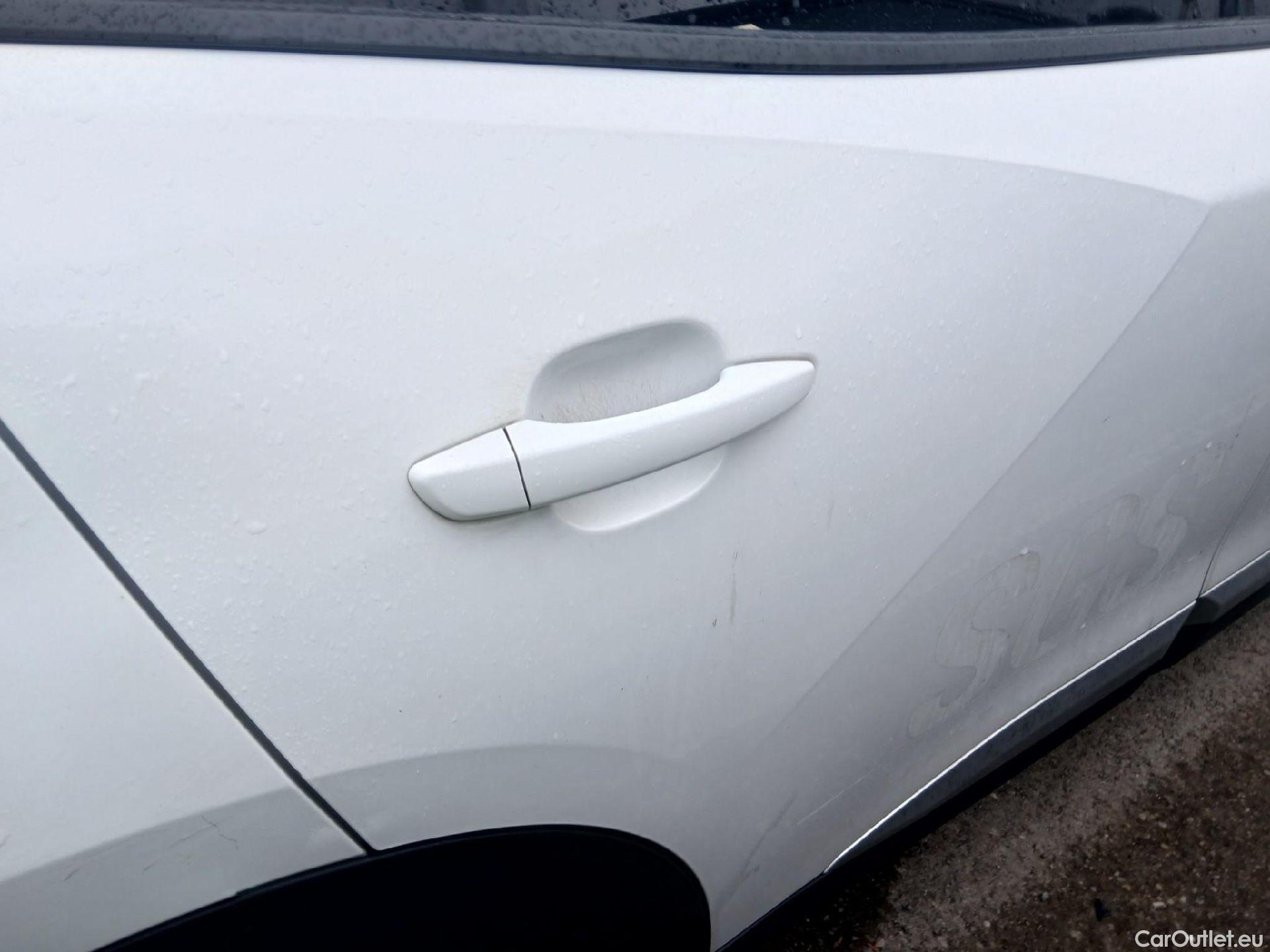  Peugeot  2008 PEUGEOT  / 2019 / 5P / todoterreno Allure BlueHDI 81kW (110CV) #27