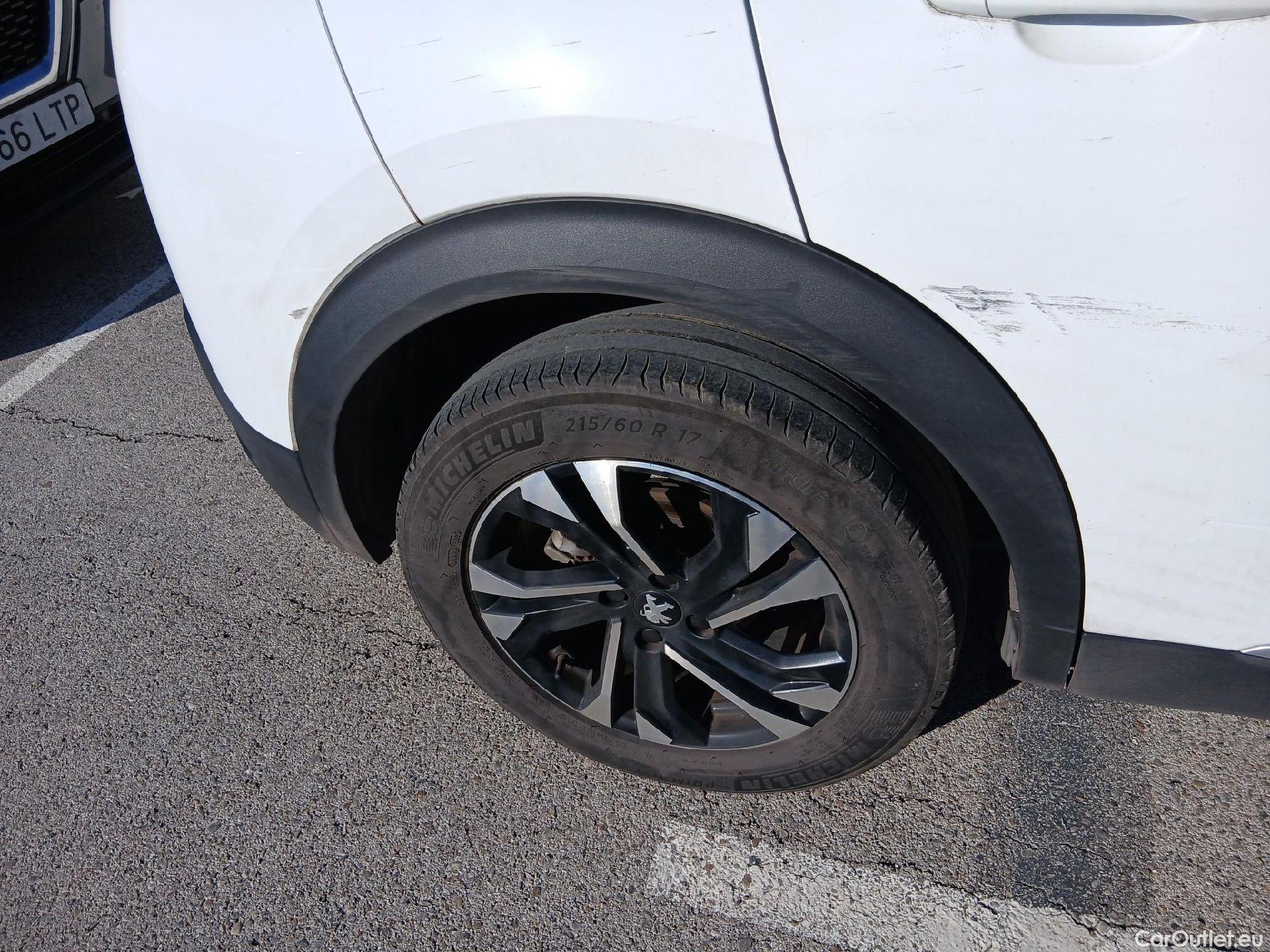  Peugeot  2008 PEUGEOT  / 2019 / 5P / todoterreno Allure BlueHDI 81kW (110CV) #41