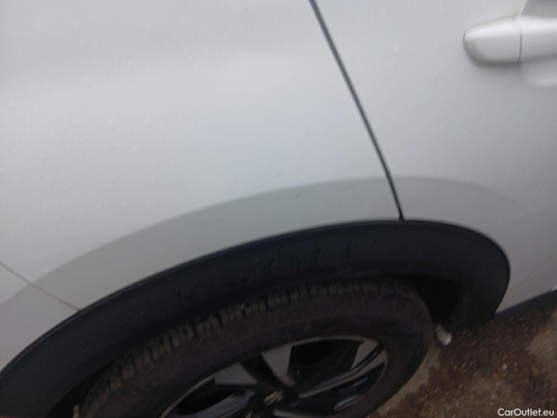  Peugeot  2008 PEUGEOT  / 2019 / 5P / todoterreno Allure BlueHDI 81kW (110CV) #24