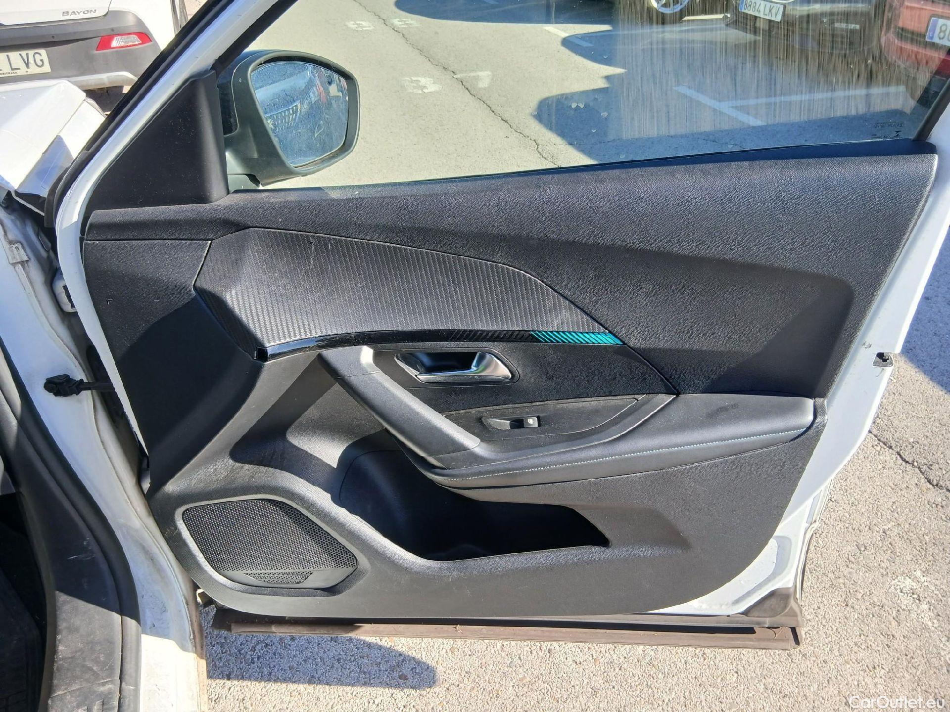  Peugeot  2008 PEUGEOT  / 2019 / 5P / todoterreno Allure BlueHDI 81kW (110CV) #43