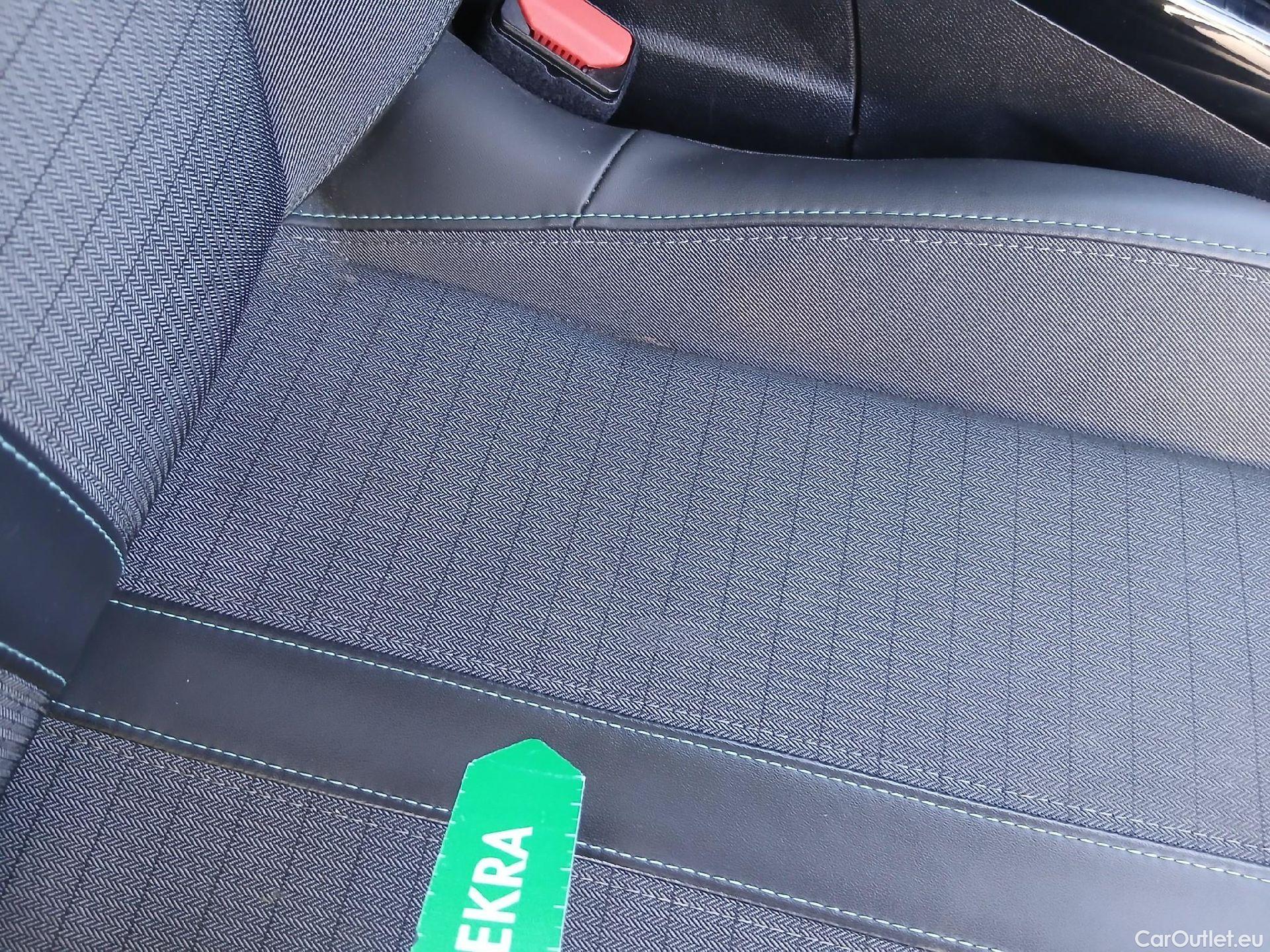  Peugeot  2008 PEUGEOT  / 2019 / 5P / todoterreno Allure BlueHDI 81kW (110CV) #39