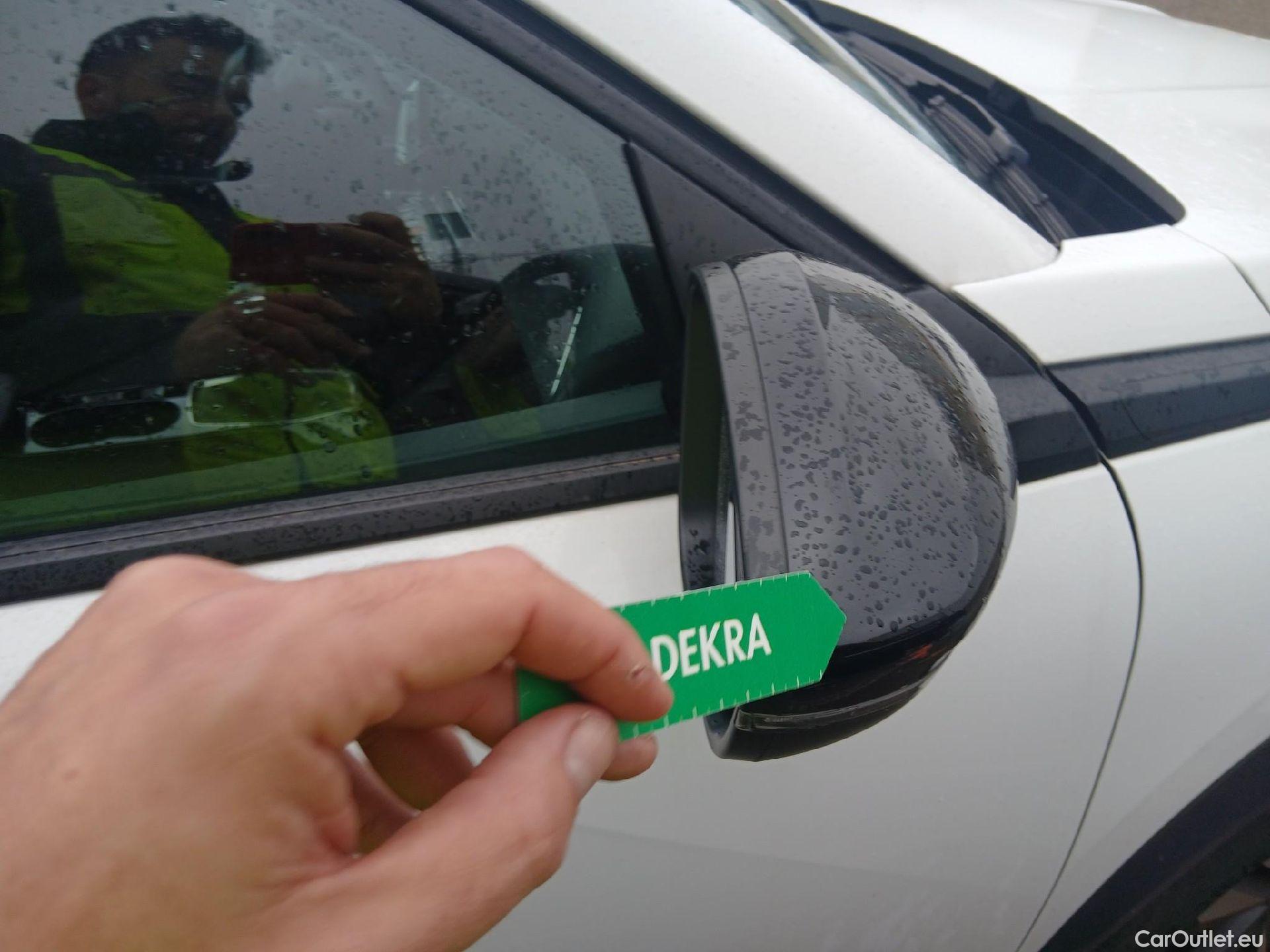  Peugeot  2008 PEUGEOT  / 2019 / 5P / todoterreno Allure BlueHDI 81kW (110CV) #32