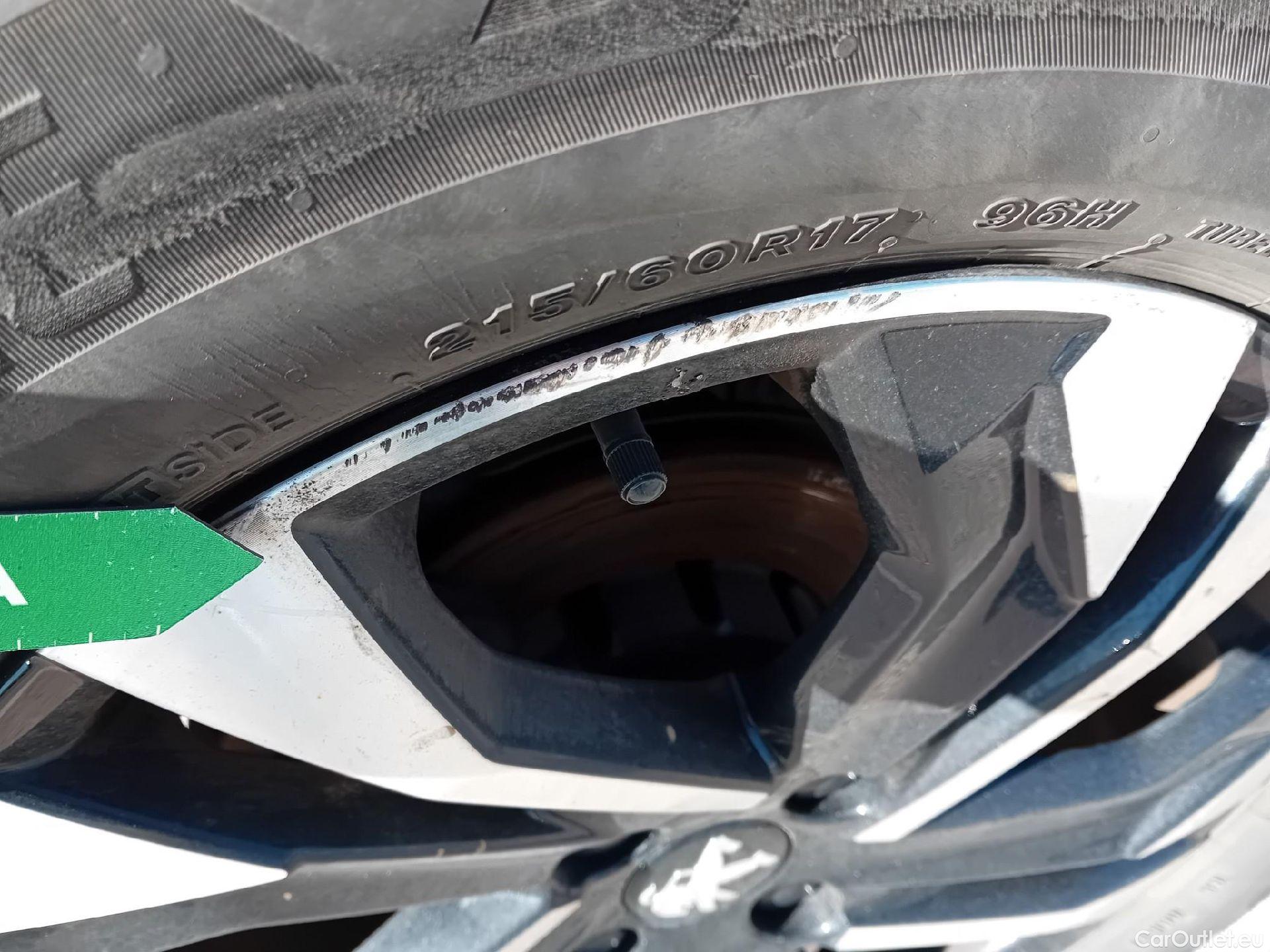  Peugeot  2008 PEUGEOT  / 2019 / 5P / todoterreno Allure BlueHDI 81kW (110CV) #34