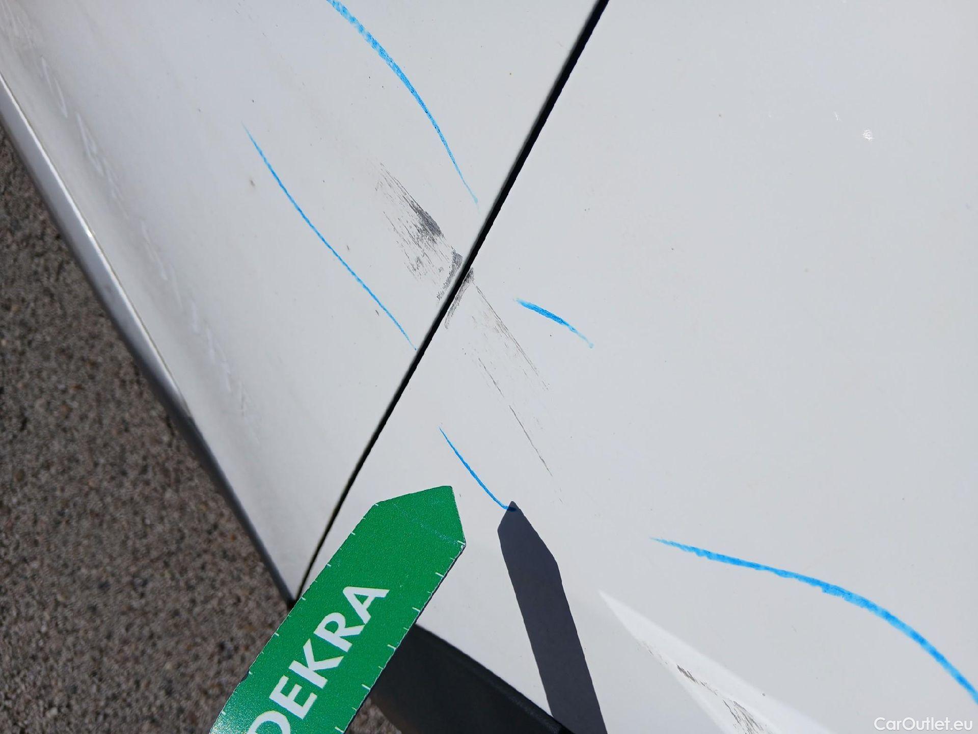  Peugeot  2008 PEUGEOT  / 2019 / 5P / todoterreno Allure BlueHDI 81kW (110CV) #31