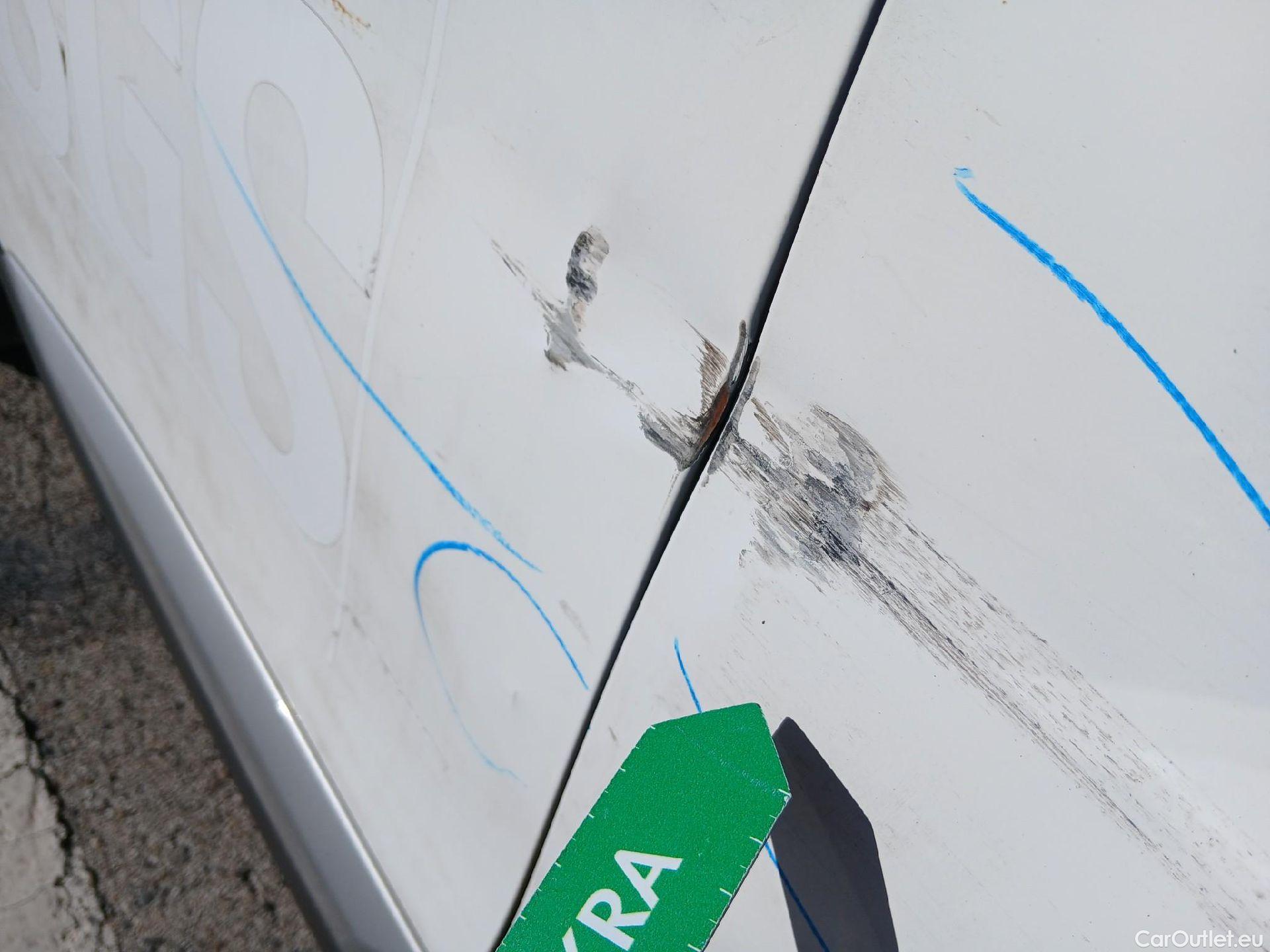  Peugeot  2008 PEUGEOT  / 2019 / 5P / todoterreno Allure BlueHDI 81kW (110CV) #30