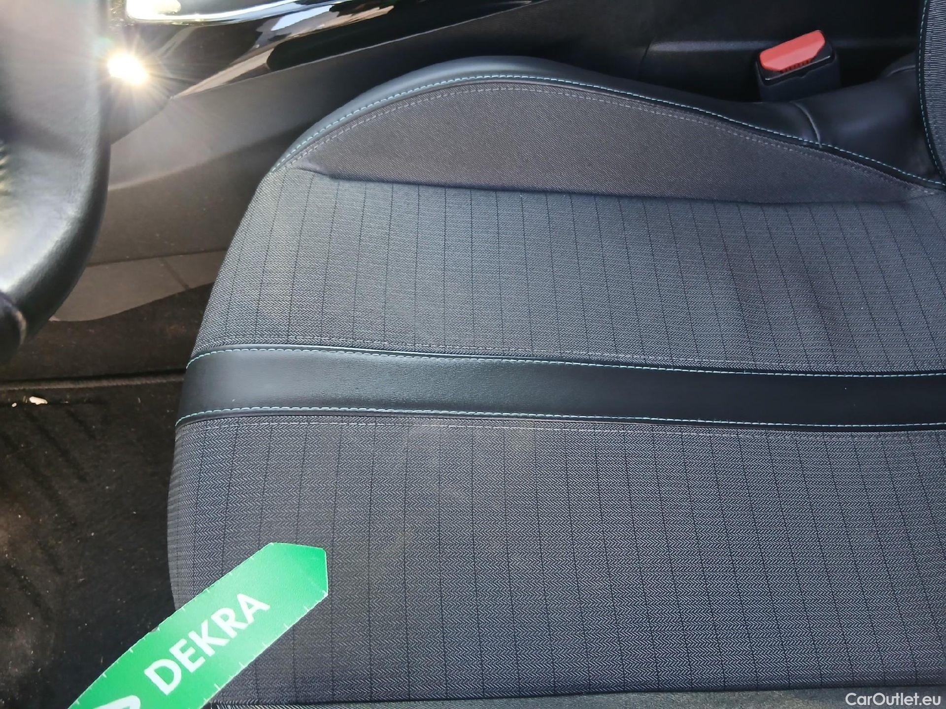  Peugeot  2008 PEUGEOT  / 2019 / 5P / todoterreno Allure BlueHDI 81kW (110CV) #38