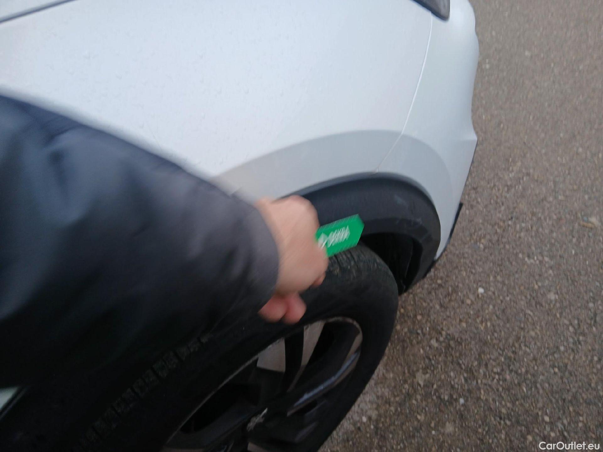  Peugeot  2008 PEUGEOT  / 2019 / 5P / todoterreno Allure BlueHDI 81kW (110CV) #35