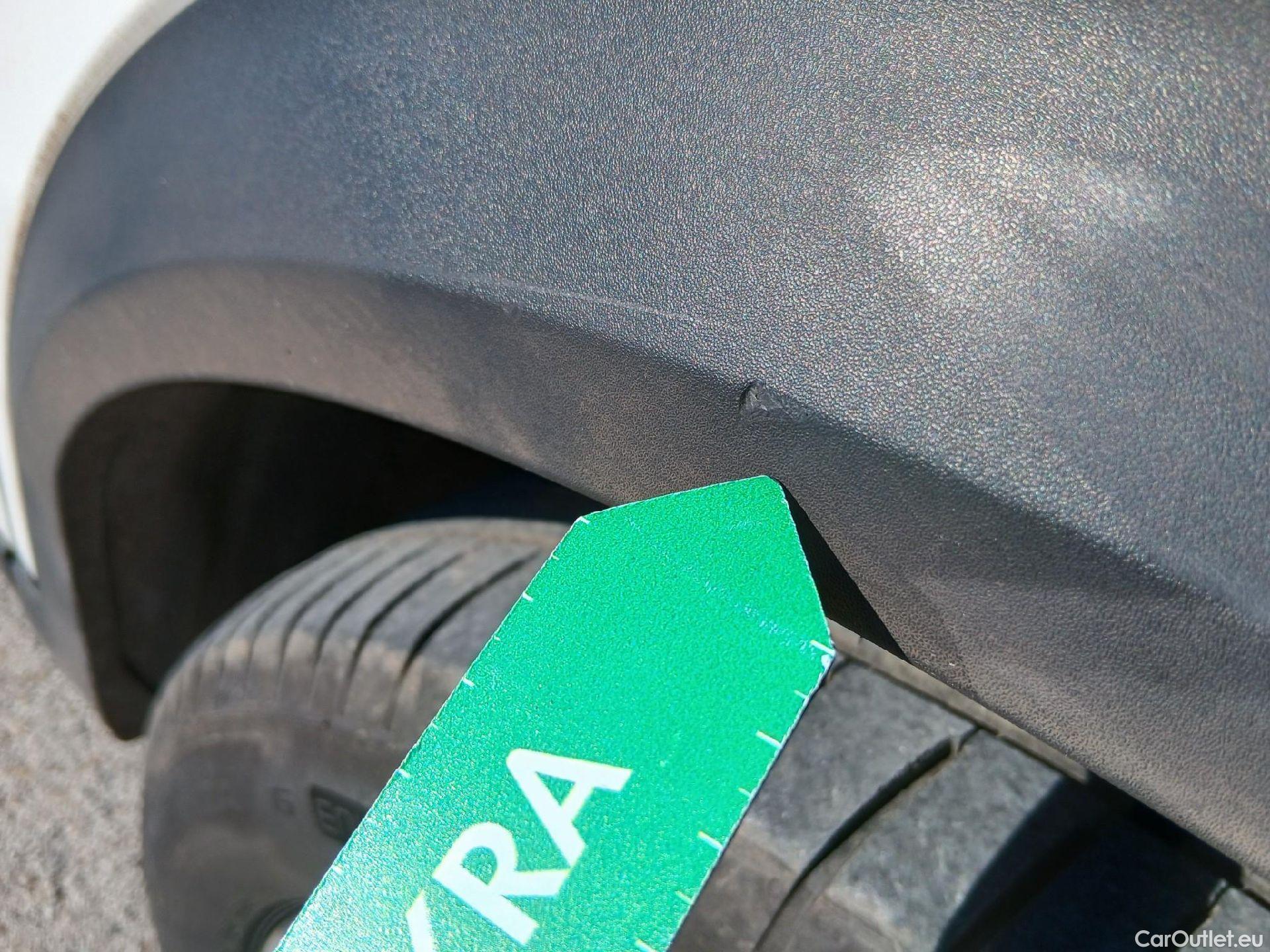  Peugeot  2008 PEUGEOT  / 2019 / 5P / todoterreno Allure BlueHDI 81kW (110CV) #36