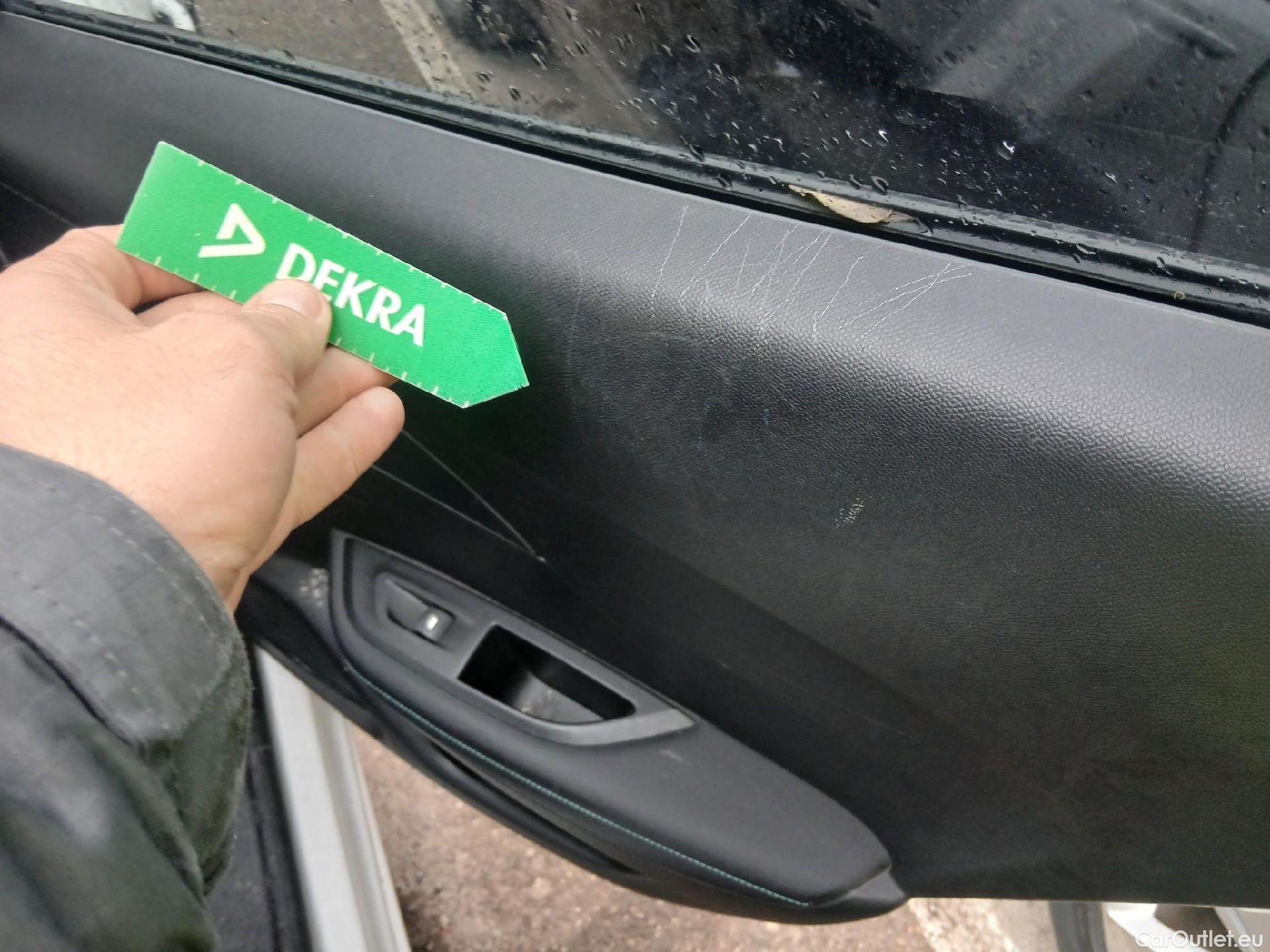  Peugeot  2008 PEUGEOT  / 2019 / 5P / todoterreno Allure BlueHDI 81kW (110CV) #40