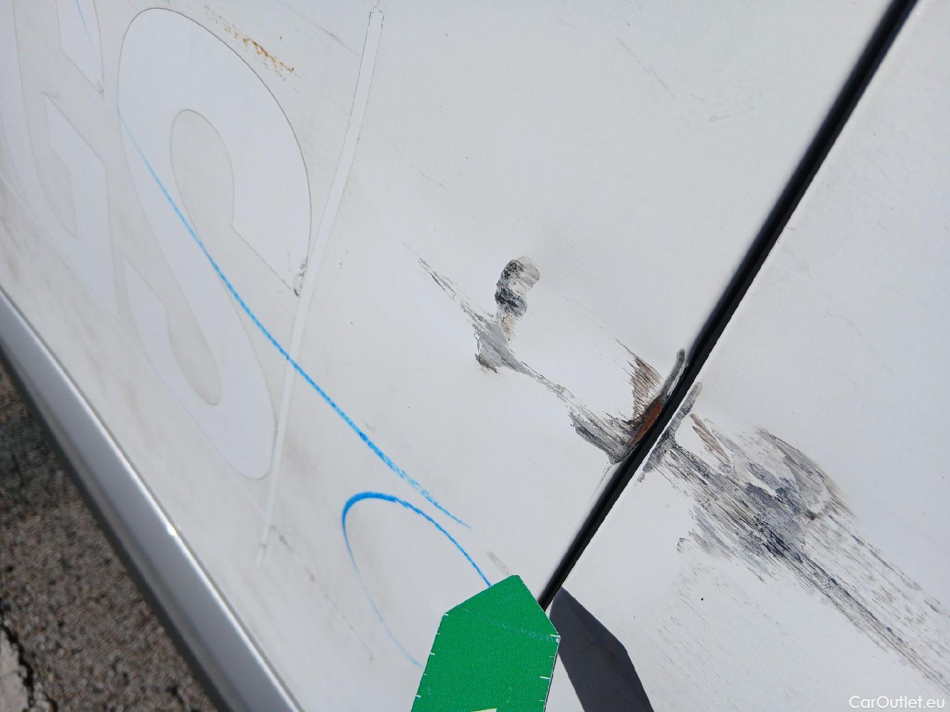  Peugeot  2008 PEUGEOT  / 2019 / 5P / todoterreno Allure BlueHDI 81kW (110CV) #28