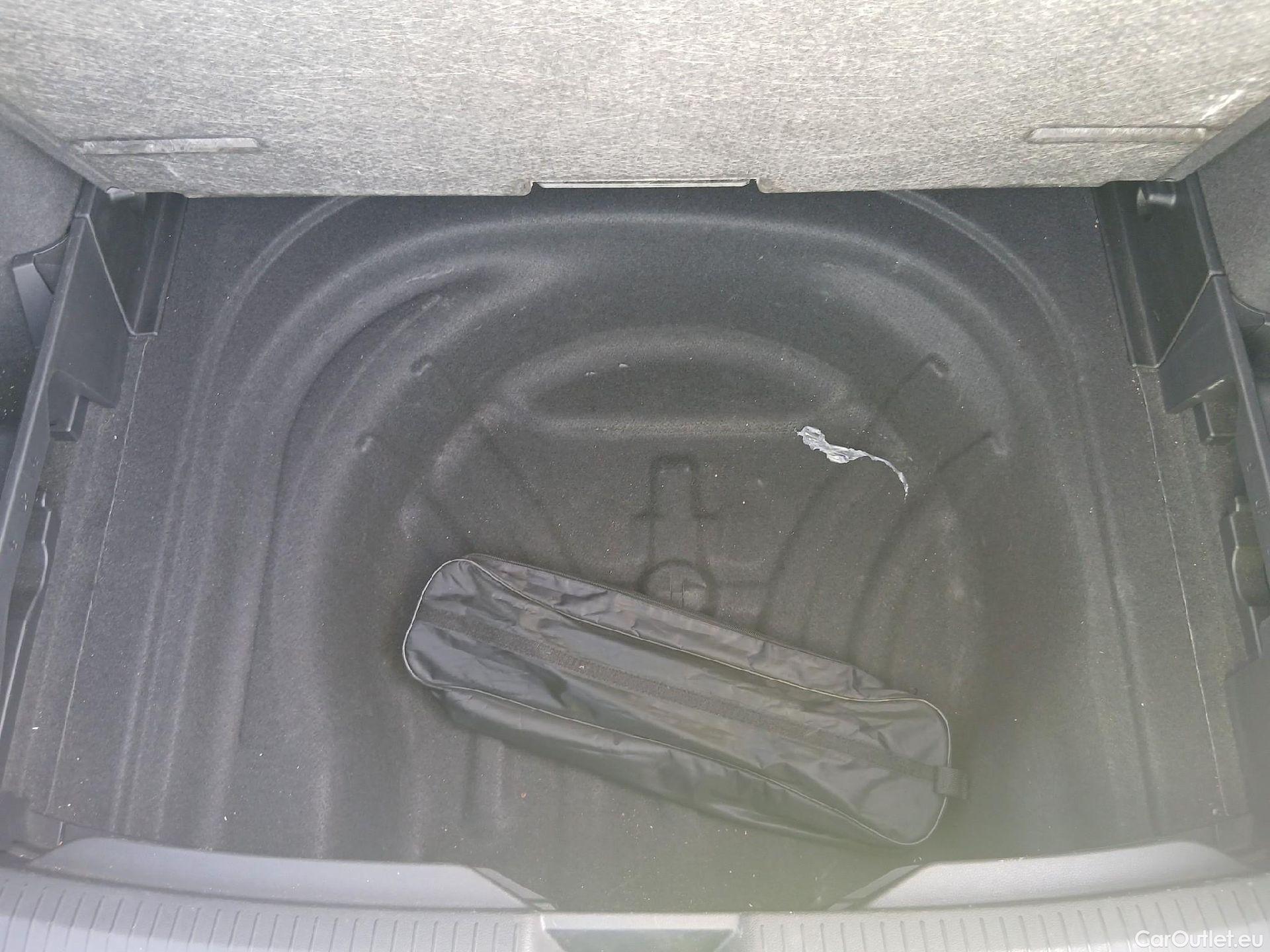  Volkswagen  Golf  VOLKSWAGEN / 2020 / 5P / familiar 2.0 TDI 85kW (115CV) DSG Variant #17