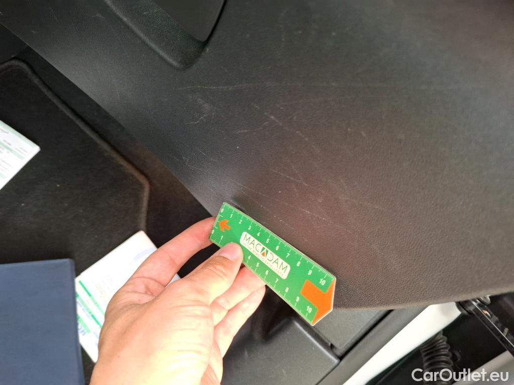  Peugeot  208 PEUGEOT  / 2015 / 5P / Berline &BLUEHDI 100 S&S ALLURE BUSINESS #30