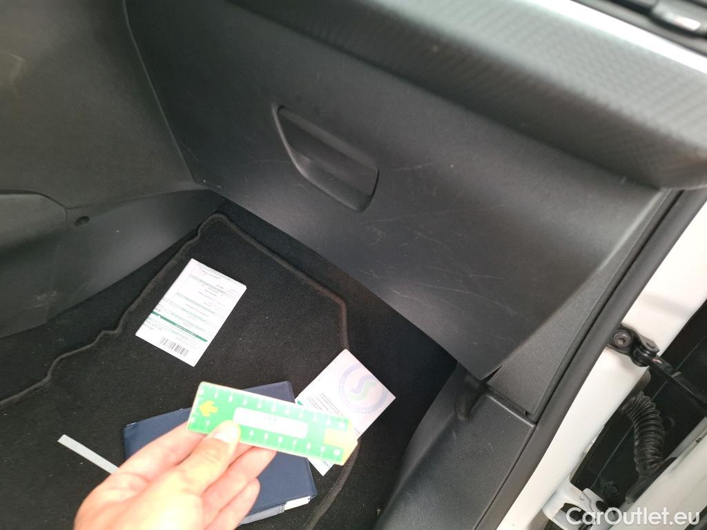  Peugeot  208 PEUGEOT  / 2015 / 5P / Berline &BLUEHDI 100 S&S ALLURE BUSINESS #29