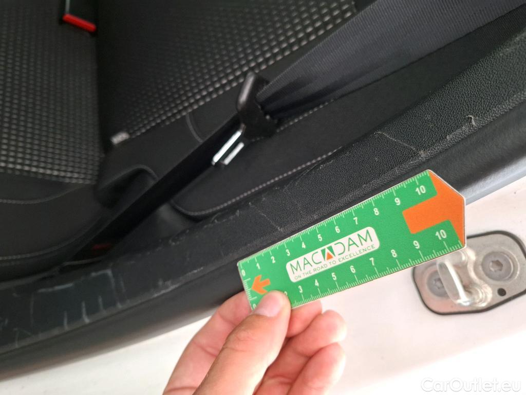  Peugeot  208 PEUGEOT  / 2015 / 5P / Berline &BLUEHDI 100 S&S ALLURE BUSINESS #23