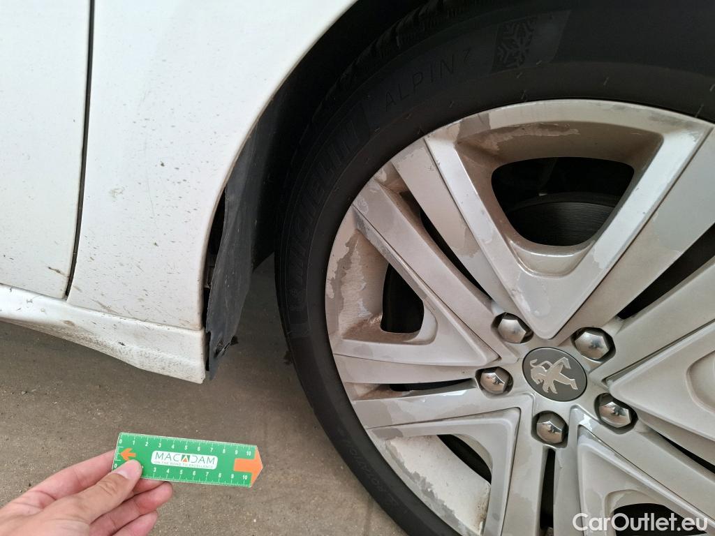  Peugeot  208 PEUGEOT  / 2015 / 5P / Berline &BLUEHDI 100 S&S ALLURE BUSINESS #38