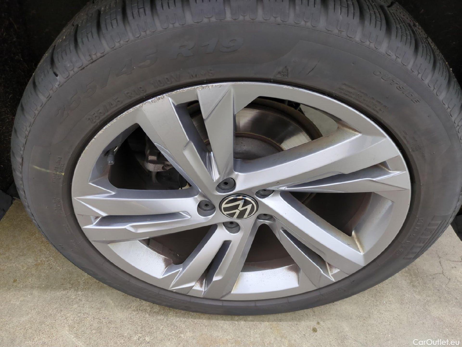  Volkswagen  Tiguan VOLKSWAGEN  / 2020 / 5P / SUV 2.0 TDI 150 DSG7 R-Line #13
