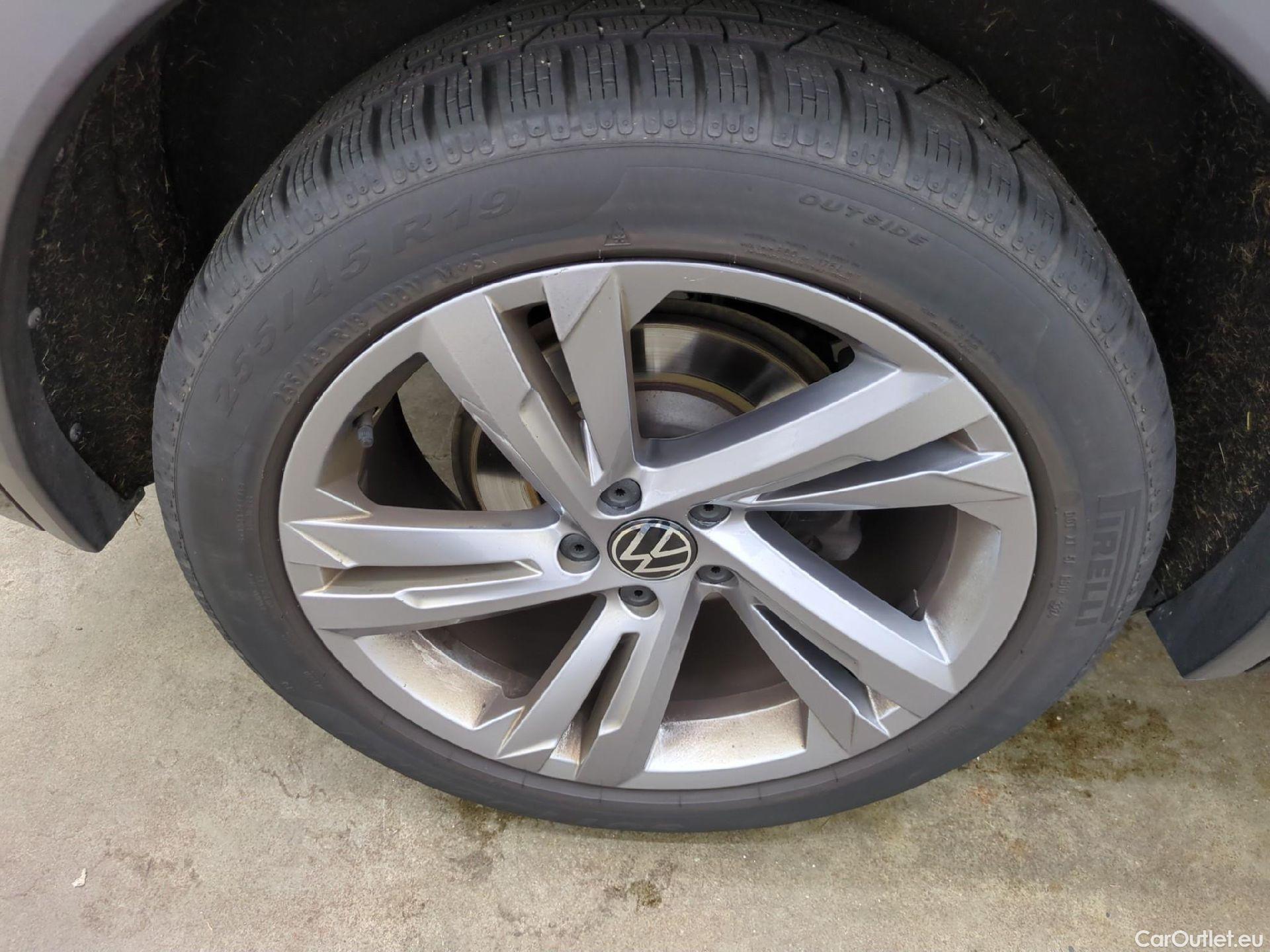  Volkswagen  Tiguan VOLKSWAGEN  / 2020 / 5P / SUV 2.0 TDI 150 DSG7 R-Line #17