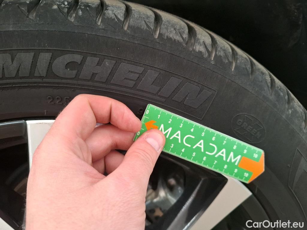  Toyota  C-HR TOYOTA  / 2016 / 5P / SUV 1.8 HYBRIDE 122 EDITION(SP) #8