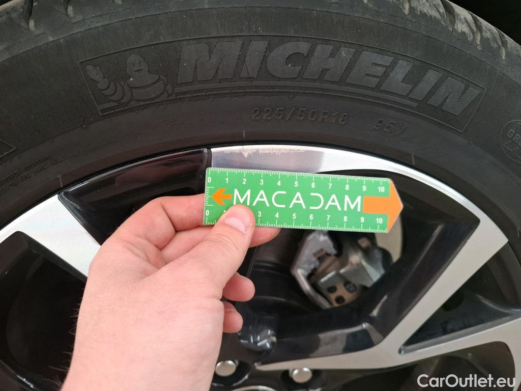  Toyota  C-HR TOYOTA  / 2016 / 5P / SUV 1.8 HYBRIDE 122 EDITION(SP) #18