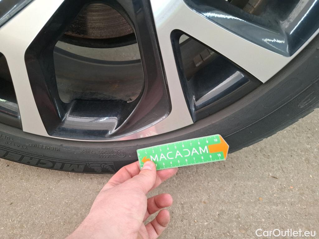  Toyota  C-HR TOYOTA  / 2016 / 5P / SUV 1.8 HYBRIDE 122 EDITION(SP) #19