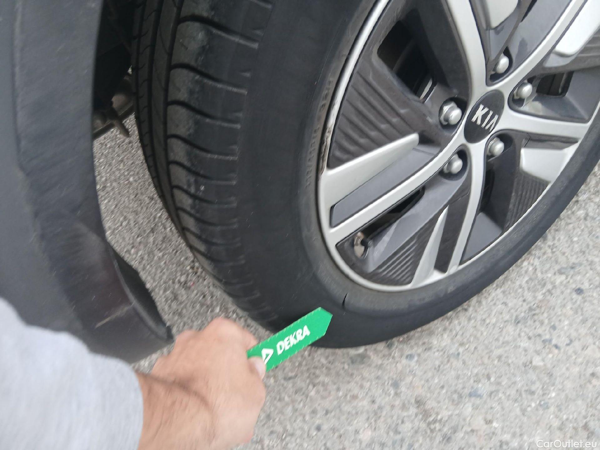  KIA  Niro KIA  / 2019 / 5P / crossover 1.6 GDi HEV 104kW (141CV) Drive #22