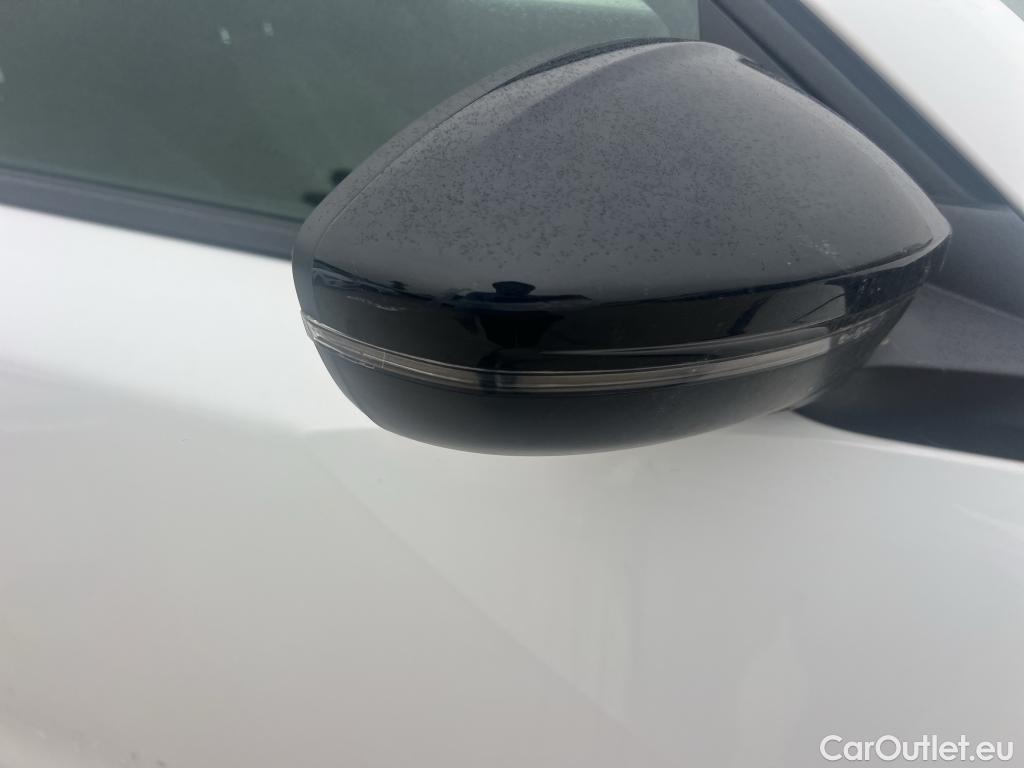  Peugeot  2008 PEUGEOT  / 2019 / 5P / todoterreno Allure BlueHDI 81kW (110CV) #26