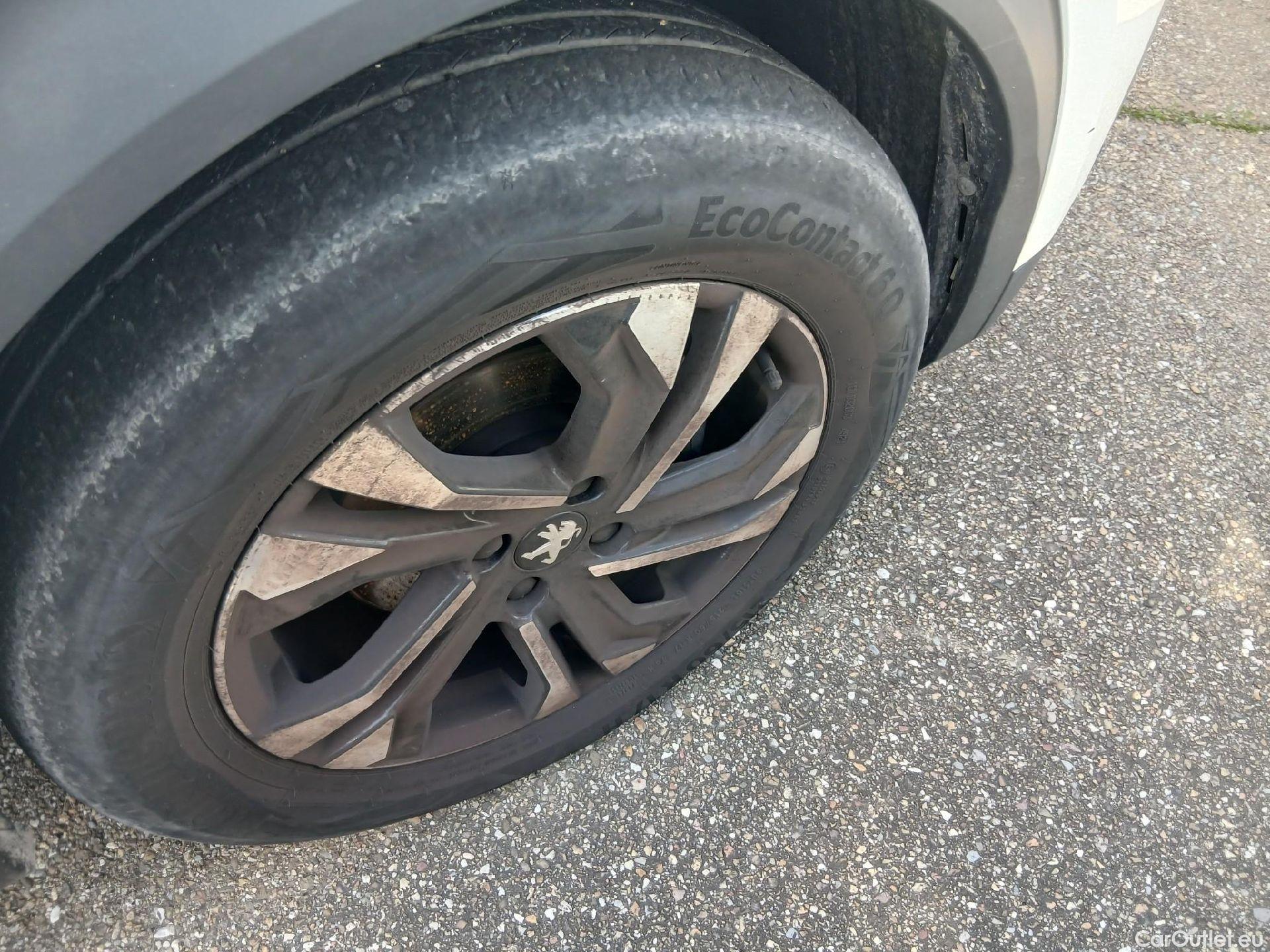  Peugeot  2008 PEUGEOT  / 2019 / 5P / todoterreno Allure BlueHDI 81kW (110CV) #4