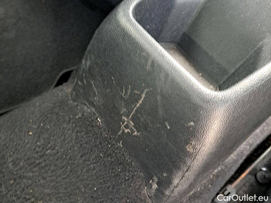  Peugeot  2008 PEUGEOT  / 2019 / 5P / todoterreno Active BlueHDI 81kW (110CV) #28