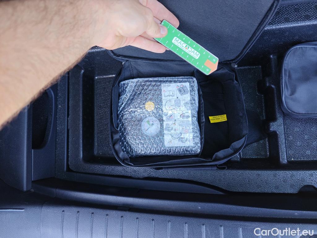  KIA  Sportage KIA  1.6MHEV Drive 100kW(136CV) 4x2(Crist Tintados) #19