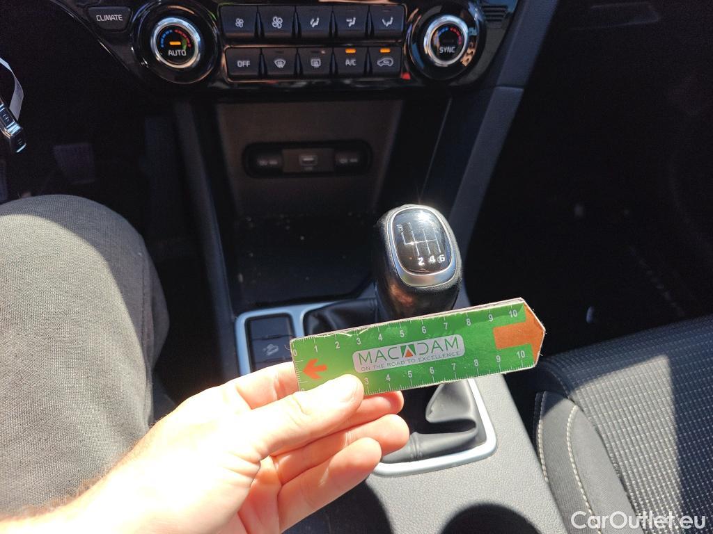  KIA  Sportage KIA  1.6MHEV Drive 100kW(136CV) 4x2(Crist Tintados) #38