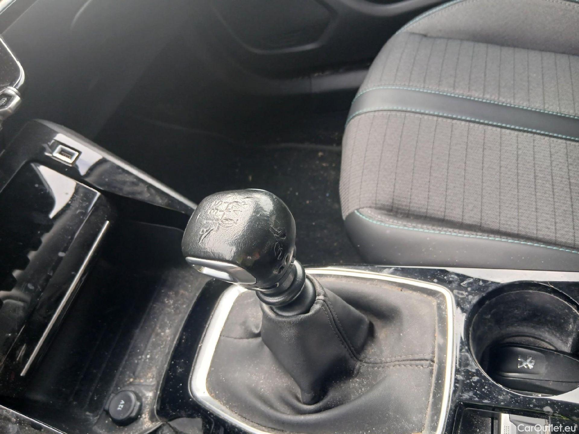  Peugeot  2008 PEUGEOT  / 2019 / 5P / todoterreno Allure BlueHDI 81kW (110CV) #3