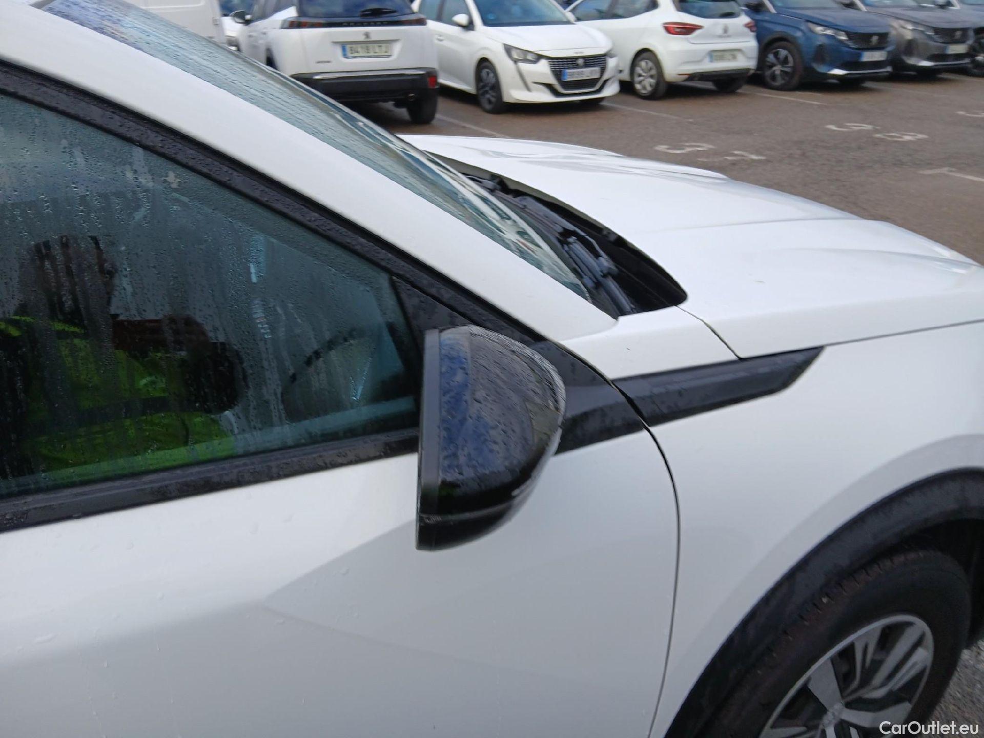  Peugeot  2008 PEUGEOT  / 2019 / 5P / todoterreno Active Puretech 100 S&S BVM6 #27