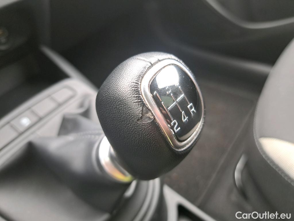  Hyundai  i10 HYUNDAI  / 2020 / 5P / berlina con portón 1.0 Klass #17