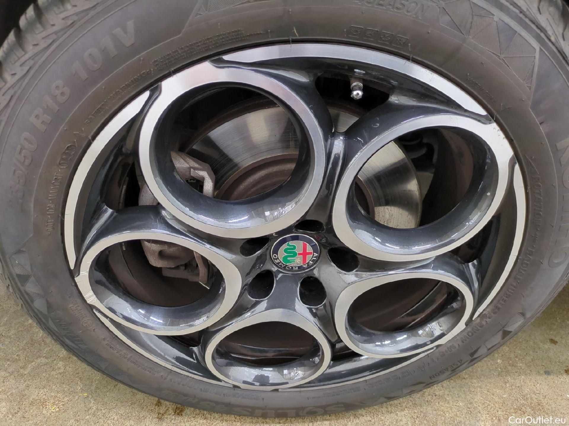  Alfa Romeo  TONALE ALFA ROMEO  / 2022 / 5P / SUV 1.5T Hybrid 160 TCT7 Ti OPERATION STOCK #3