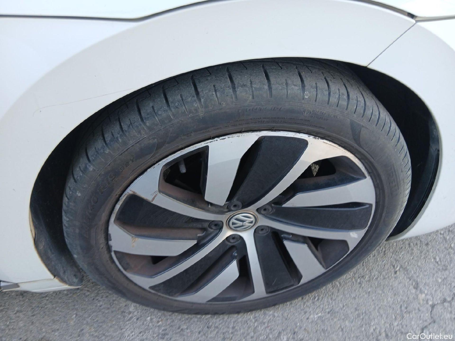  Volkswagen  Arteon VOLKSWAGEN  / 2017 / 5P / berlina con portón R-Line 2.0 TDI 110kW (150CV) DSG #48