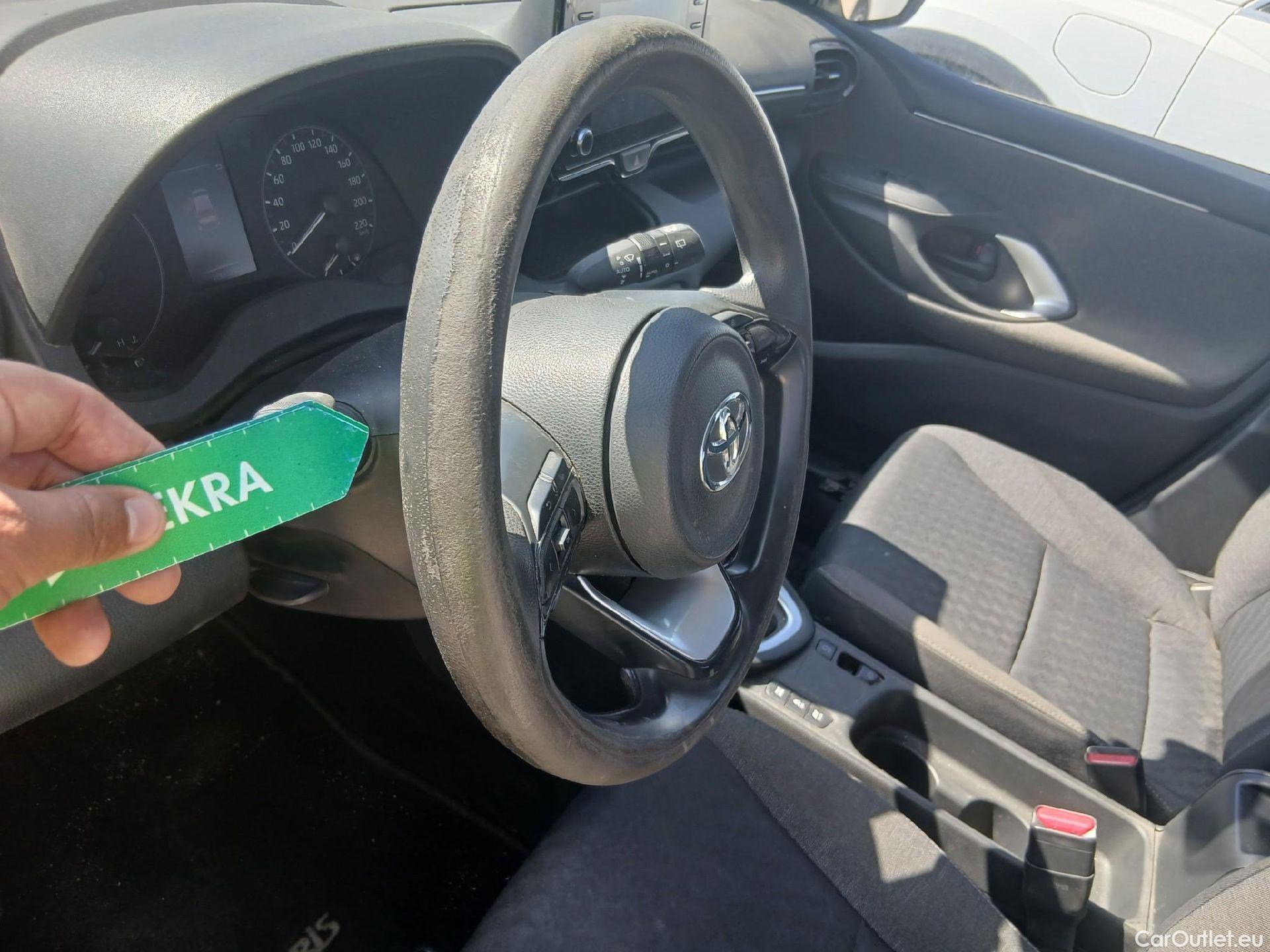  Toyota  Yaris TOYOTA  / 2017 / 5P / berlina con portón 1.5 100H Active #4